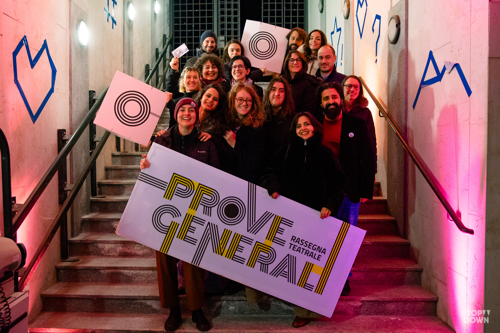 Lo staff della rassegna Prove generali posa all'auditorium di Morgex con i banner in mano