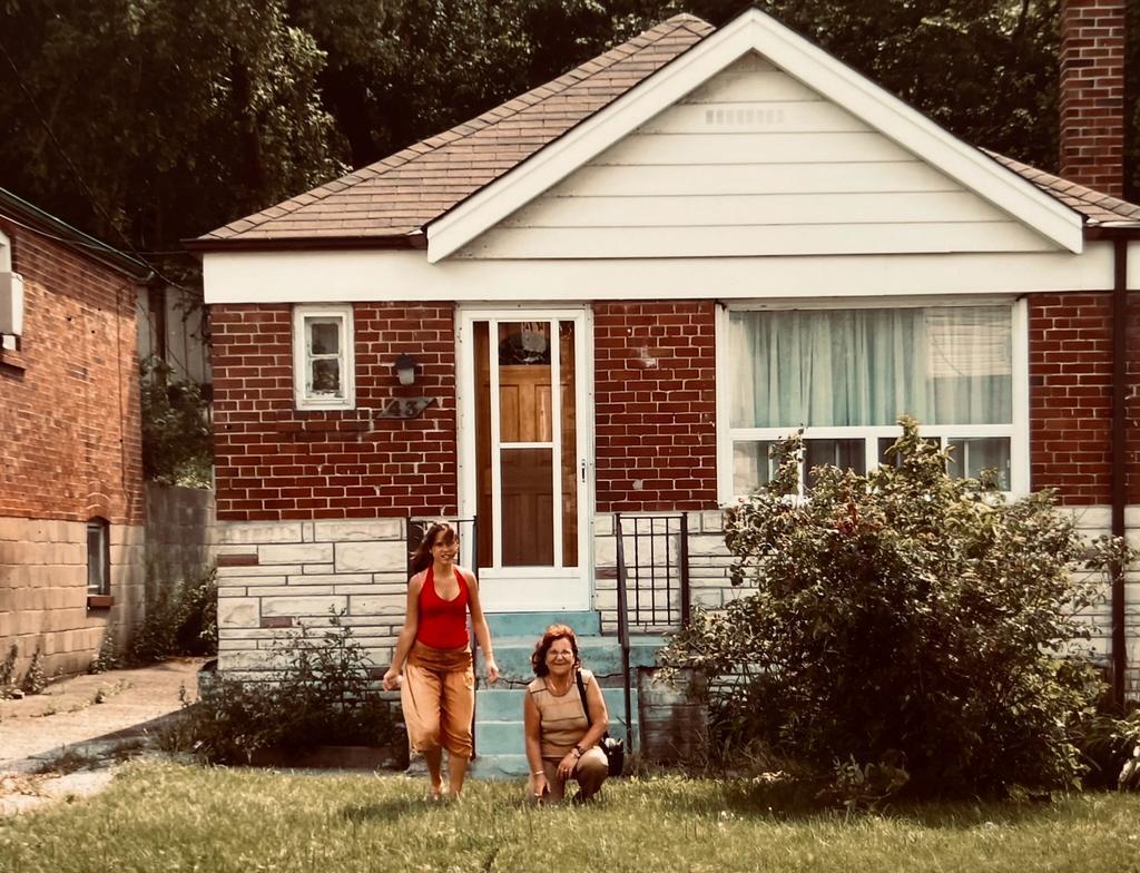 Eleonora Cicconi e sua nonna posano nel giardino di casa in Canada. La foto è proiettata nello spettacolo Tinta una storia autobiografica ph Eleonora Cicconi
